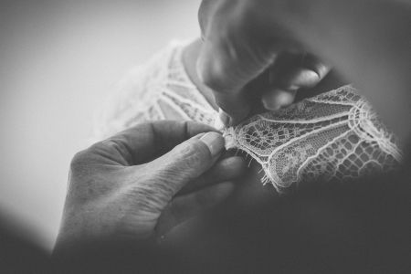 Beim Schließen des Brautkleids - Nahaufnahme in Schwarzweiß