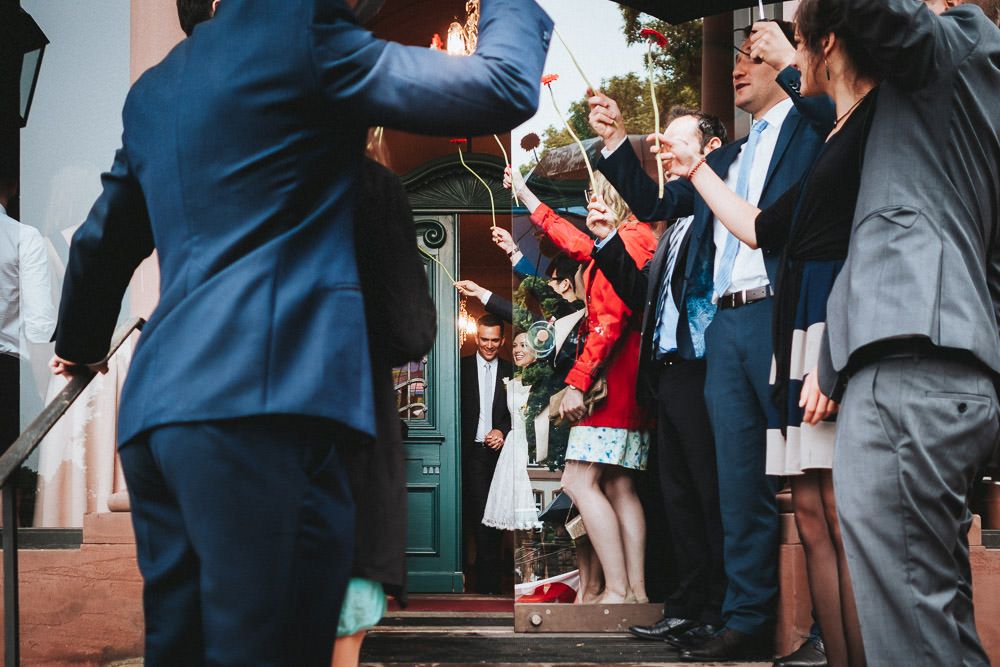 Brautpaar und Gäste auf der Treppe des Standesamts am Bolongaropalast in Frankfurt Höchst | Brautrausch Hochzeitsfotograf Frankfurt