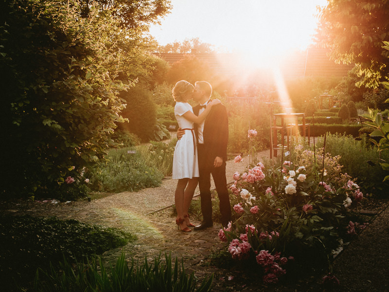 Hochzeitsfotos im Kräutergarten von Kloster Hornbach im Sonnenuntergang
