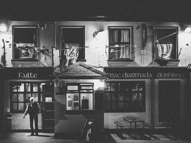 Irischer Mann vor Pub in Doolin, Co. Clare