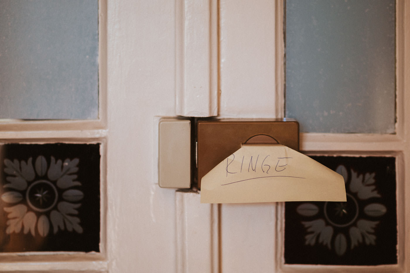 Ringe nicht vergessen - PostIts an der Wohnungstür für die Hochzeit im Weingut Weidenmühle