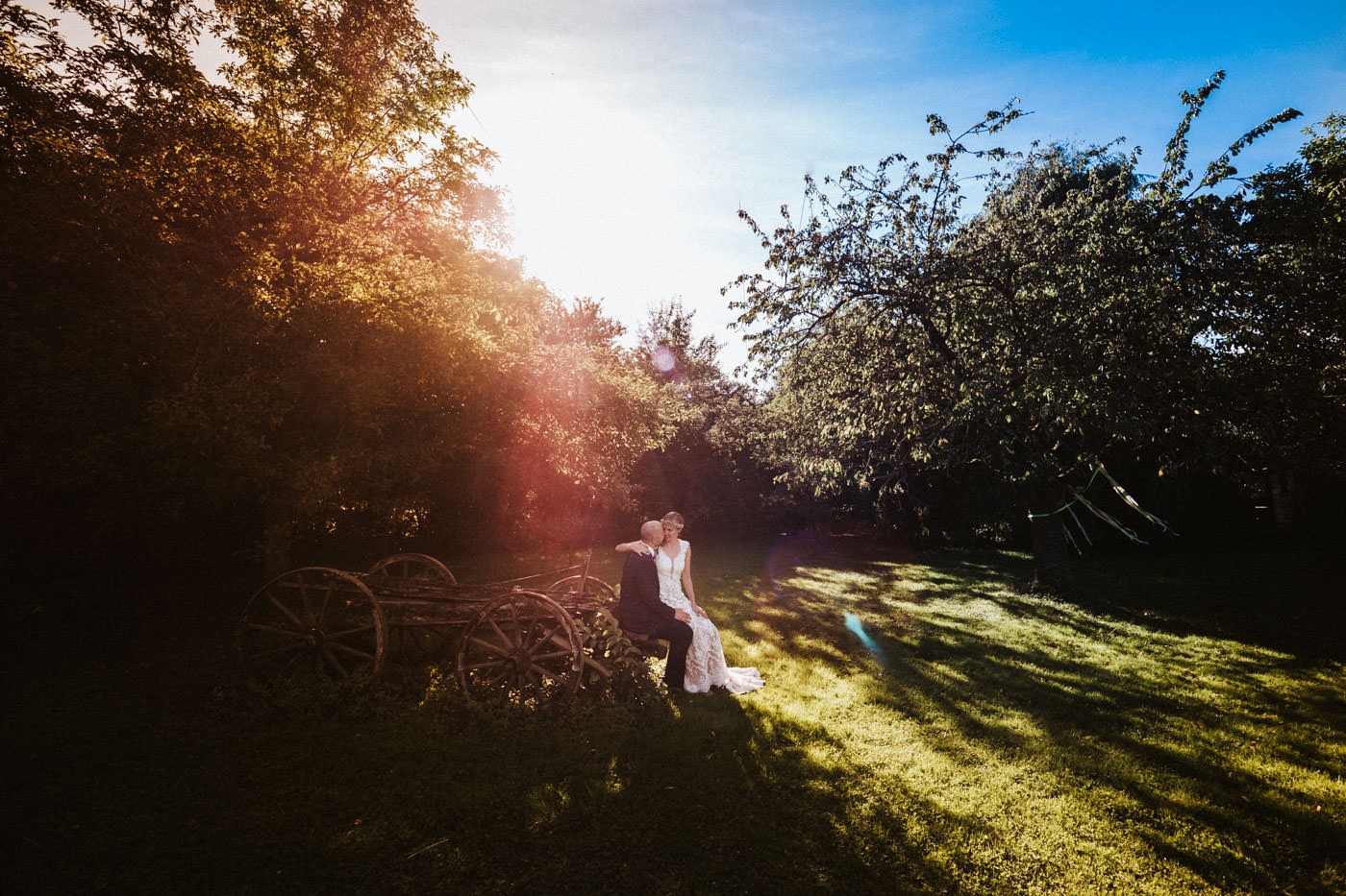 Brautpaar auf altem Pferdewagen im Gegenlicht - unendliche Möglichkeiten für Hochzeitsfotos auf dem Gelände der Weidenmühle