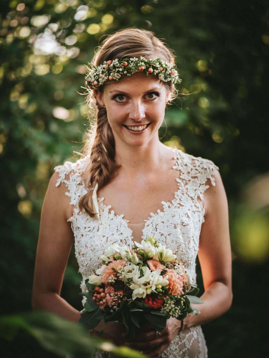 Bride fleeing from the summer sun - Portraits in the woods