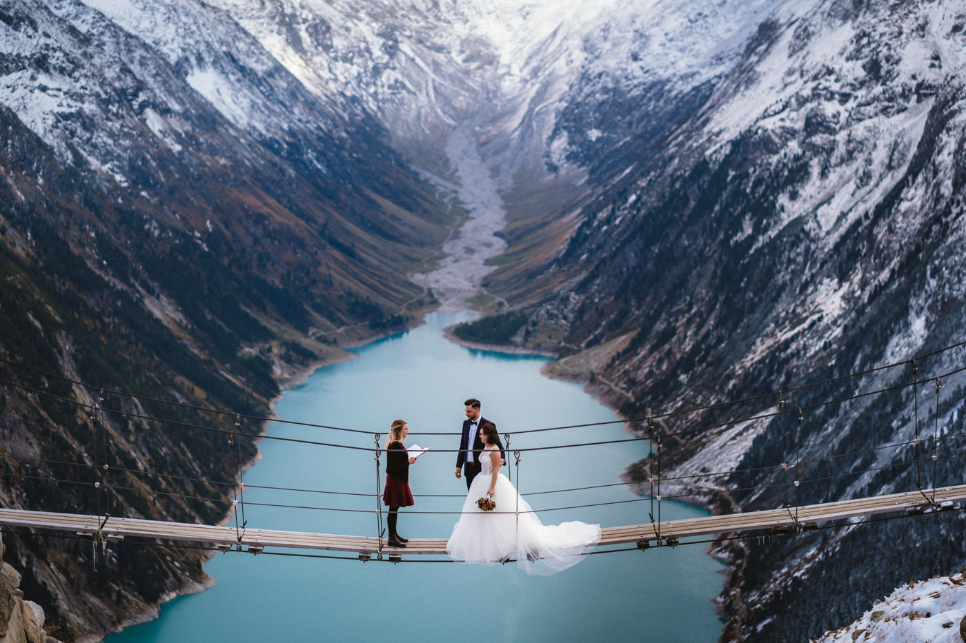 Adventurous Elopement in the Zillertal with wedding ceremony on a rope-bridge with glacier and reservoir in the background