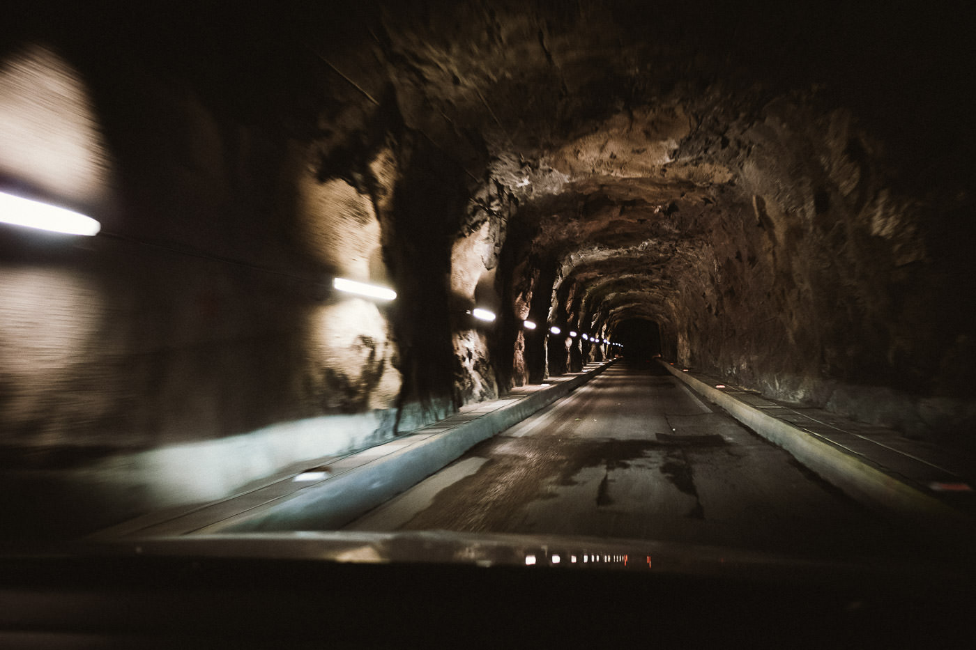 Fahrt durch den einspurigen Tunnel auf der Mautstraße zum Schlegeisspeicher