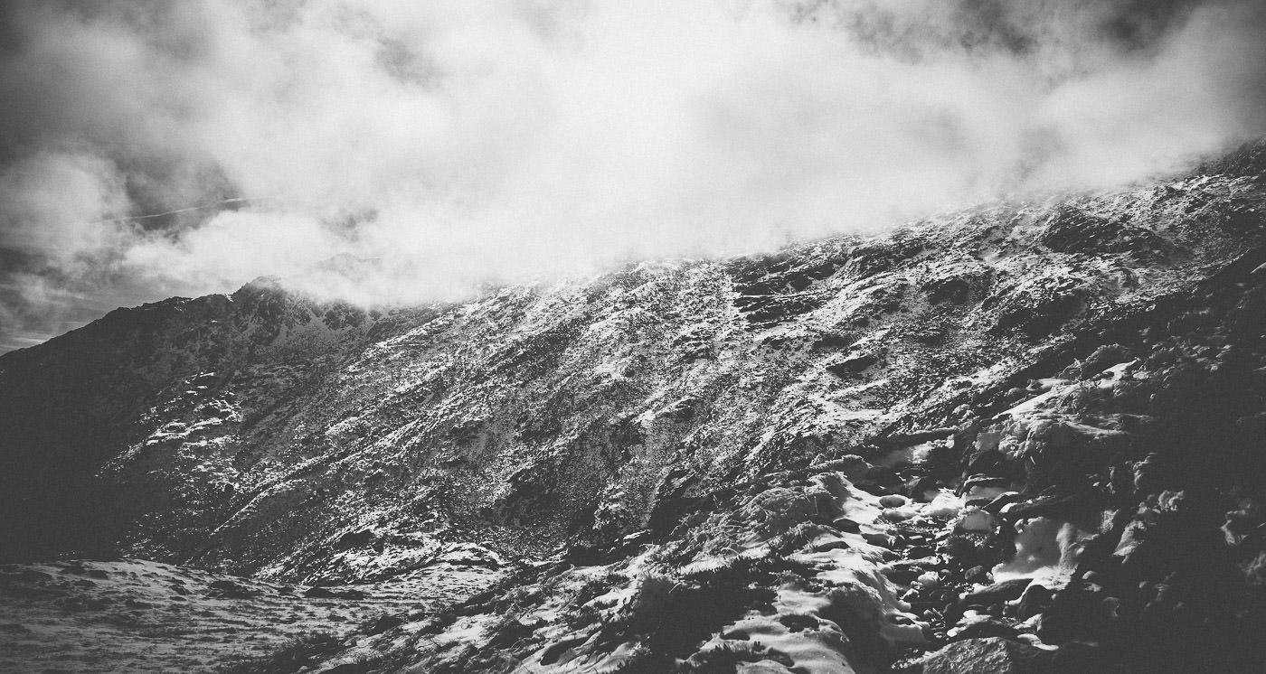 Tuxer Kamm in Schwarzweiß, dahinter versteckt sich der Gipfel des Olperer dramatisch in den Wolken
