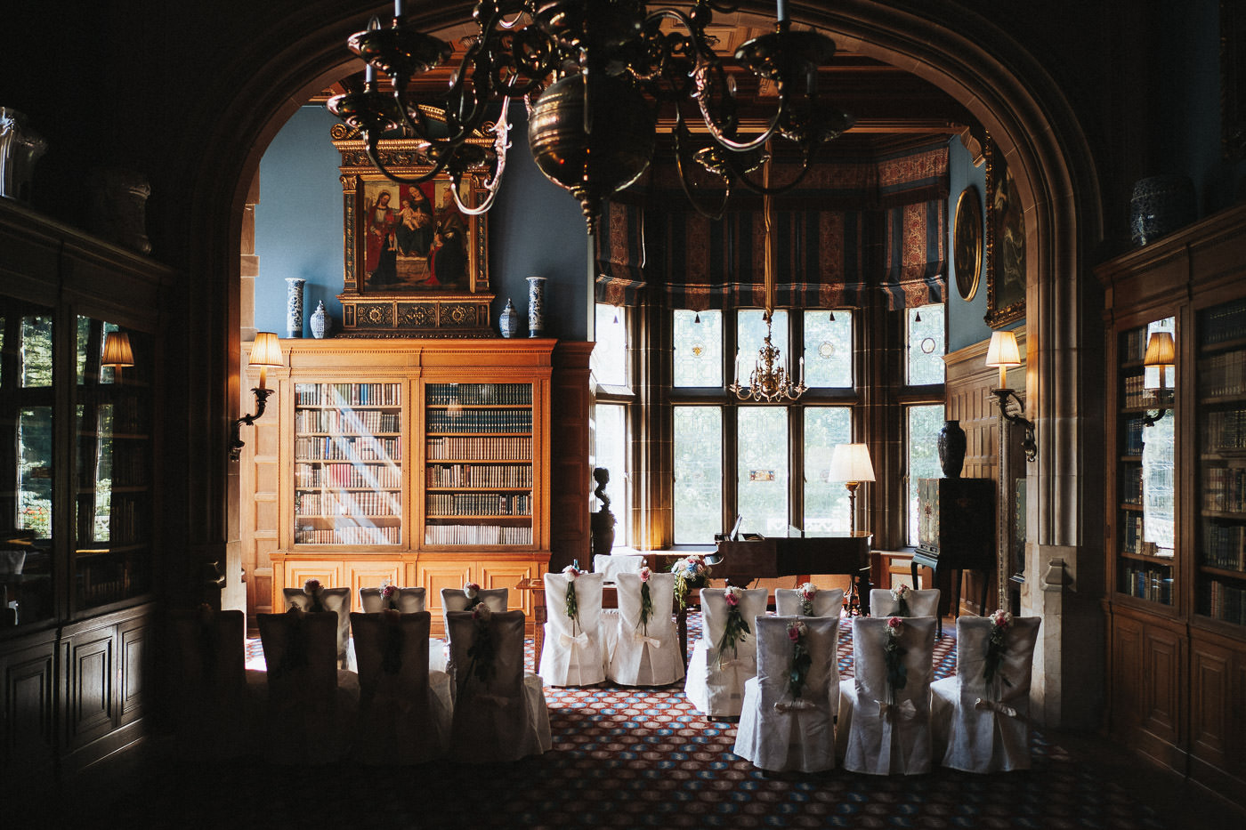 Bibliothek von Schlosshotel Kronberg als Location für standesamtliche Trauungen - Hochzeitsfotograf Taunus Brautrausch