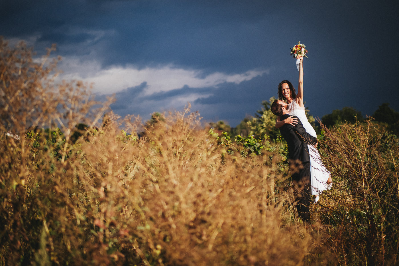 Bridal couple in the bright sunshine in the field after a storm, wedding photos at the Klostermühle in Eltville - wedding photographer Rheingau Brautrausch