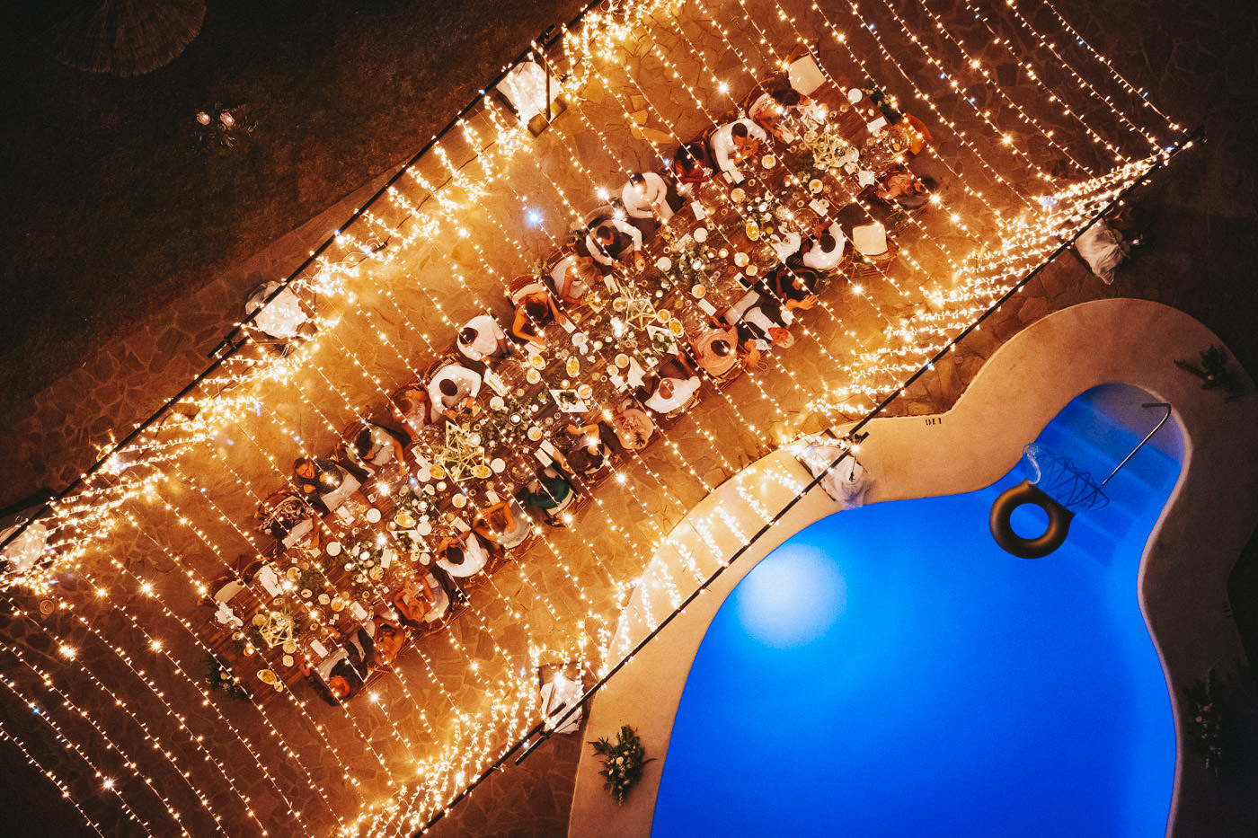Drohnenaufnahme von Hochzeitsfeier am Pool unter Lichterketten, Hochzeitslocation bei Cabo de Gato, Andalusien, Spanien - Hochzeitsfotograf Andalusien, Brautrausch