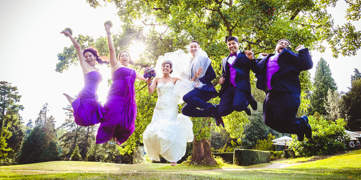 Wilde Hochzeit im Schlosshotel Kronberg - traumhaftes Brautpaar mit Mariachi und Wunderkerzen