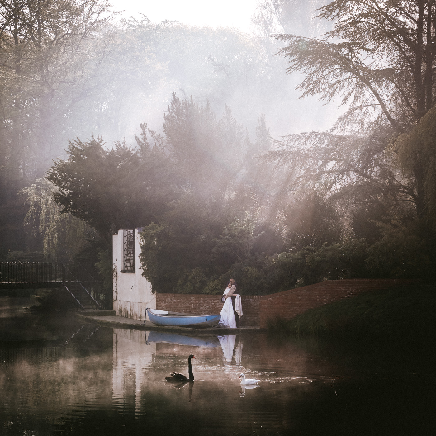 Hochzeitsfoto des Jahres 2015 - Brautpaar im Morgennebel auf Schloss Gartrop