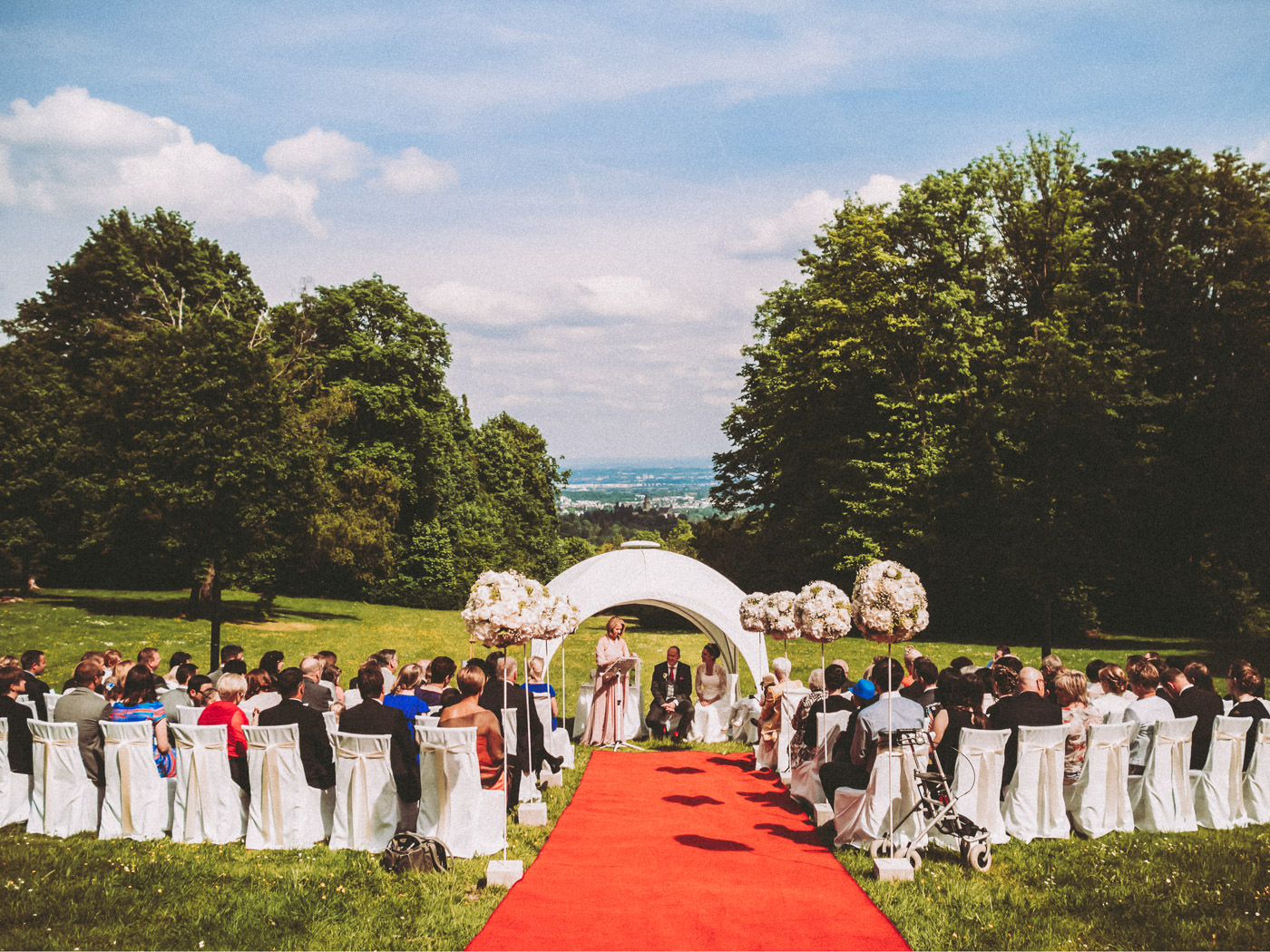 Wedding at Villa Rothschild, Königstein, Frankfurt - outdoor wedding in the park and party in the bar