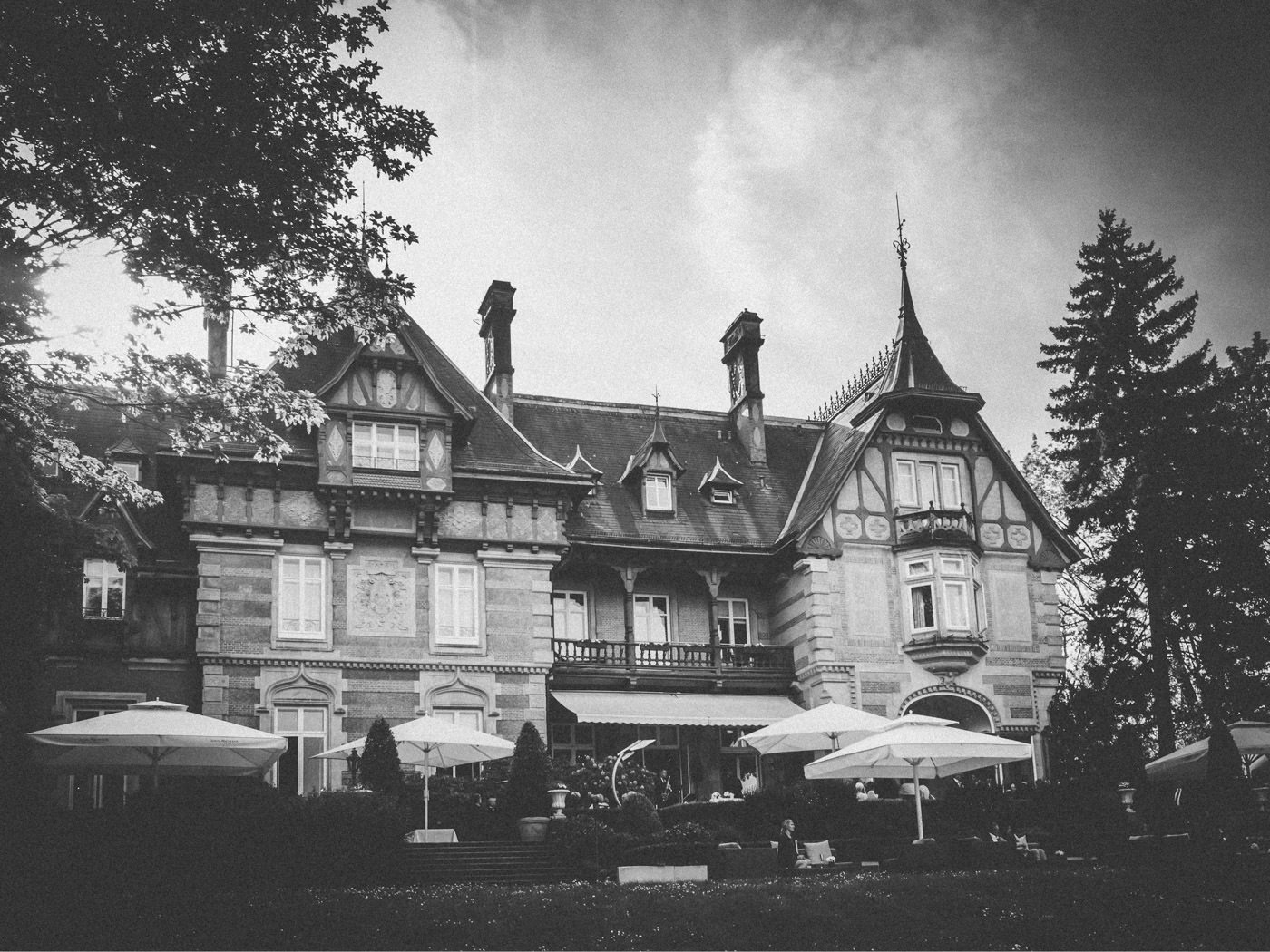 Wedding at Villa Rothschild, Königstein, Frankfurt - outdoor wedding in the park and party in the bar