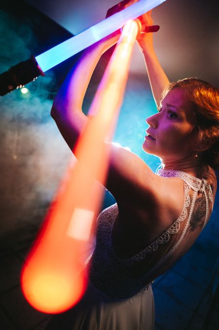 Frankfurter Braut beim Kampf mit dem Laserschwert