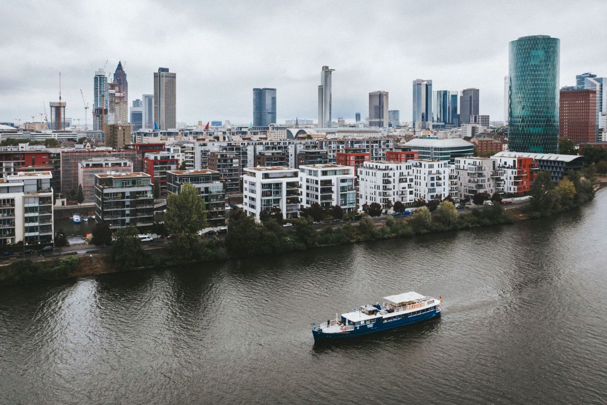 Hochzeitsfeier auf der Backschaft, einem Schiff auf dem Main, mit Skyline von Frankfurt im Hintergrund
