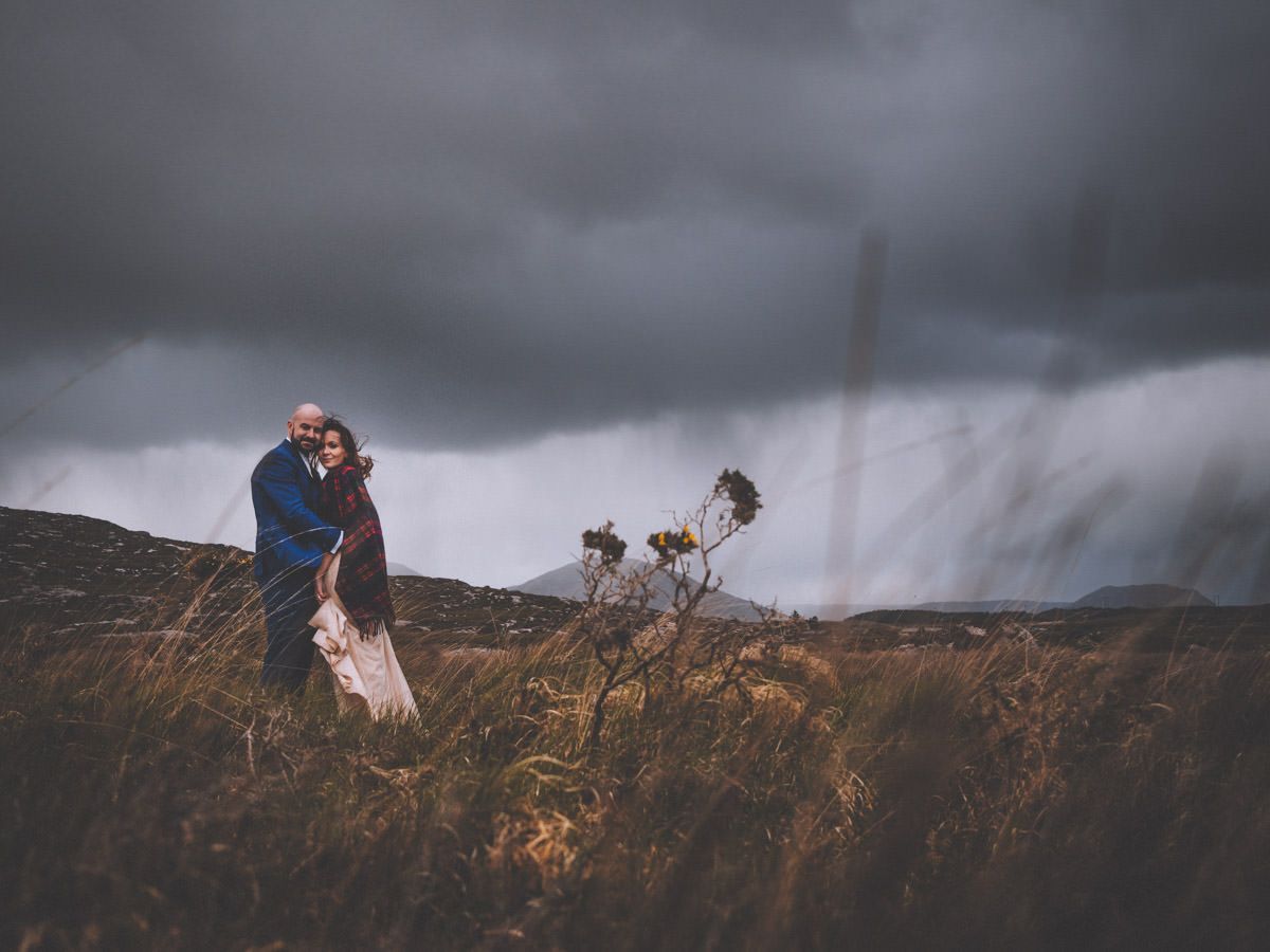 Hochzeitsfotos in den Hügeln von Connemara, Irland - auch bei düsterem Himmel und Regenwetter