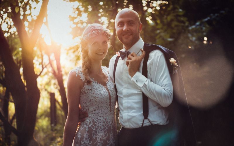 Hochzeit auf Weingut Weidenmühle, Brautpaar im Abendlicht