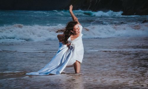 After Wedding Session auf der Halbinsel Dinle - Braut im Brautkleid am Strand