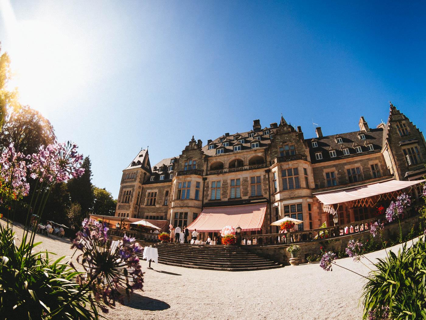 Strahlende Sonne und blauer Himmel über Schlosshotel Kronberg, der stilvollen Hochzeitslocation in Kronberg im Taunus