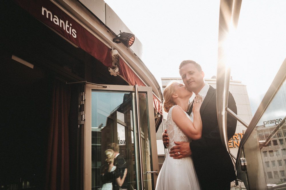 Hochzeitsfoto im Mantis Roofgarden in Frankfurt - Brautpaar mit Abendsonne im Hintergrund - Hochzeitsfotograf Frankfurt Brautrausch