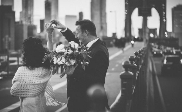 Hochzeitsfoto auf der Brooklyn Bridge - Elopement in New York in Schwarzweiss