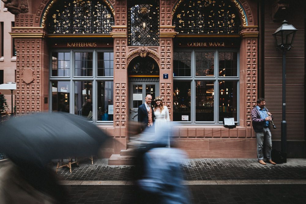 Hochzeitsfotos in der neuen Frankfurter Altstadt - Hochzeitsfotos bei Regen in Frankfurt