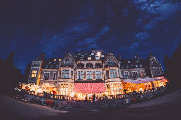 Nachtaufnahme Schlosshotel Kronberg mit ausgelassener Hochzeitsfeier