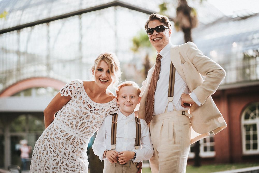 Gruppenfoto von gleichgeschlechtlicher Hochzeit auf den Stufen vor Schlosshotel Kronberg - Hochzeitsfotograf Taunus Brautrausch