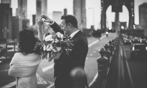 Hochzeitsfoto auf der Brooklyn Bridge - Elopement in New York in Schwarzweiss