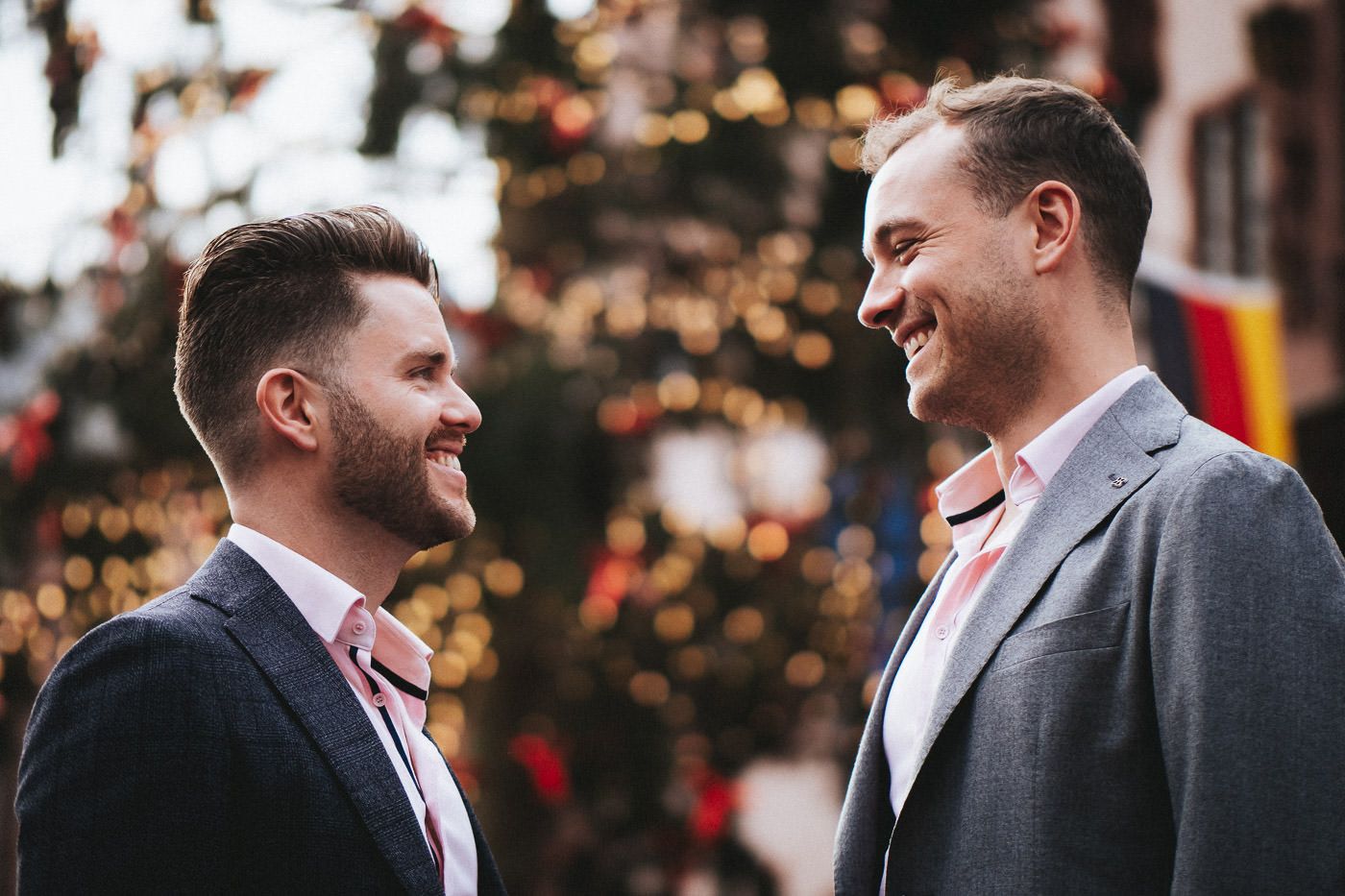 Gleichgeschlechtliches Paar nach Hochzeit auf dem Römerberg in Frankfurt - Hochzeitsfotograf Frankfurt Brautrausch