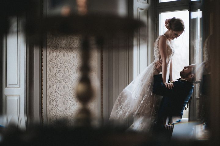 Bräutigam hebt Braut im Boho-Brautkleid in die Luft - auf einem Tiny Wedding in Rhein-Main