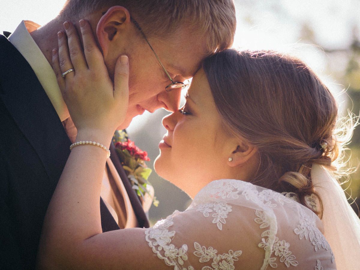 Kuschelndes Brautpaar auf einer Hochzeit vor den Toren Frankfurts