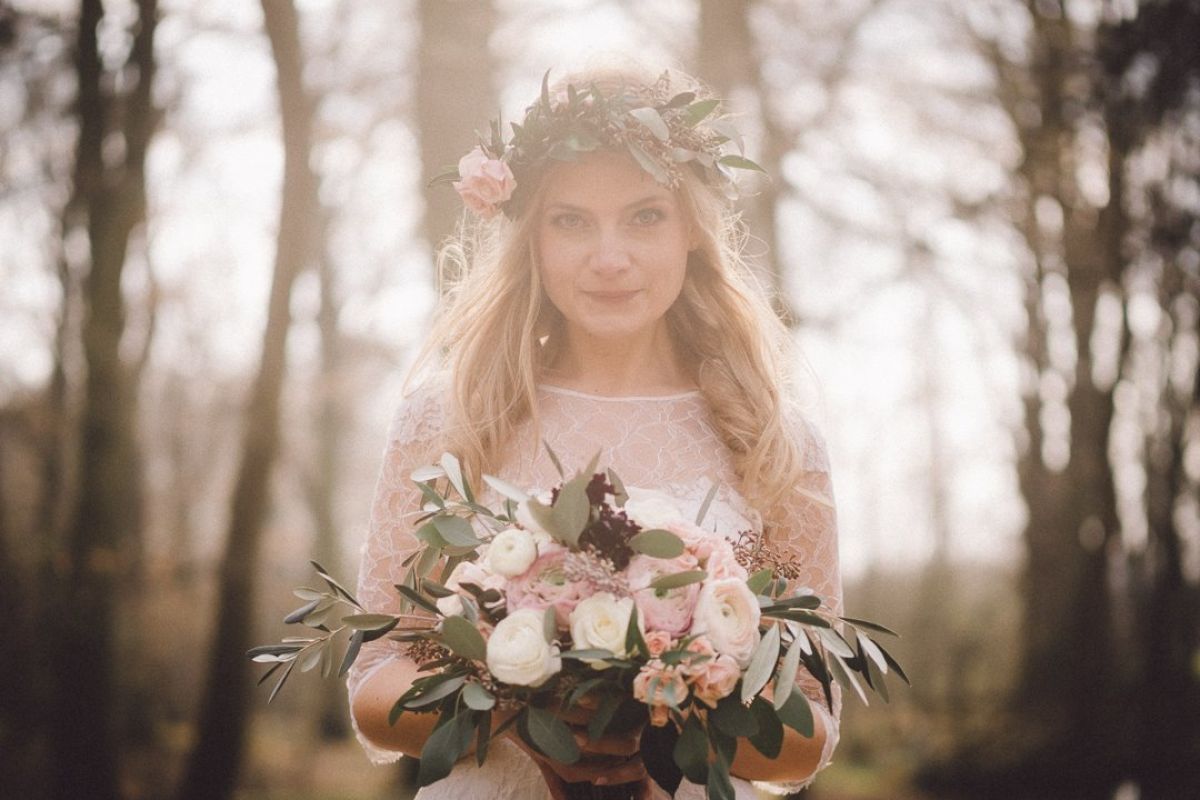 Braut mit Brautkleid im Boho-Style im Gegenlicht - Hochzeitsfotograf in Oberursel BRAUTRAUSCH®