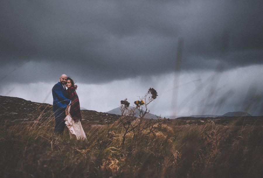 Hochzeitsfoto mit irischem Brautpaar in den Hügeln von Connemara - Hochzeitsfotograf Irland