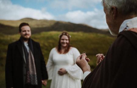 Elopement im Westen Irlands - zwei Deutsche heiraten im Steinkreis auf der irischen Beara Halbinsel