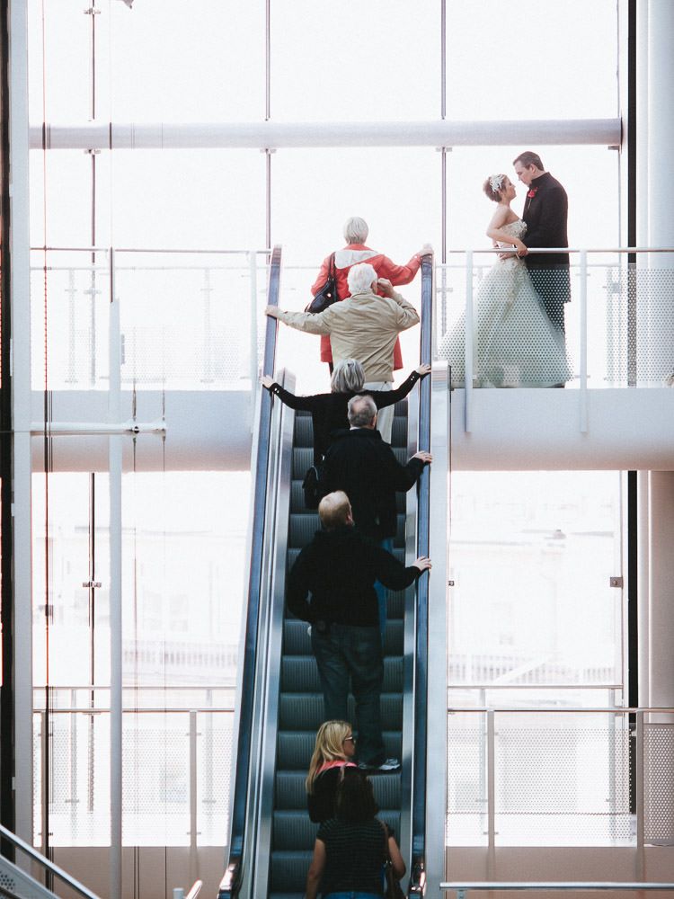 Hochzeitsfotos im Einkaufszentrum - Brautpaar am oberen Ende der Rolltreppe in der Frankfurter Innenstadt - Hochzeitsfotograf Frankfurt Brautrausch