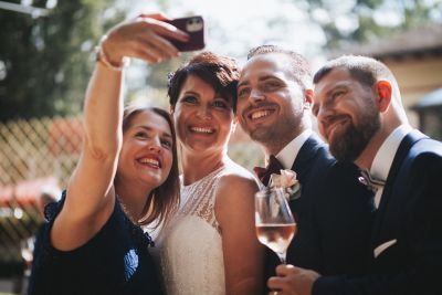 Selfie auf einer Hochzeit im Bad Homburger Kurpark - Hochzeitsfotograf Taunus Brautrausch