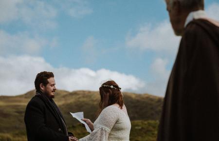 Elopement im Westen Irlands - zwei Deutsche heiraten im Steinkreis auf der irischen Beara Halbinsel