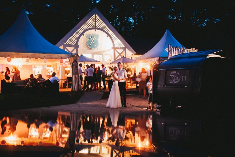 Hochzeit im Kurpark von Bad Homburg, Brautpaar am Abend vor dem hellerleuchteten Golfhaus Restaurant