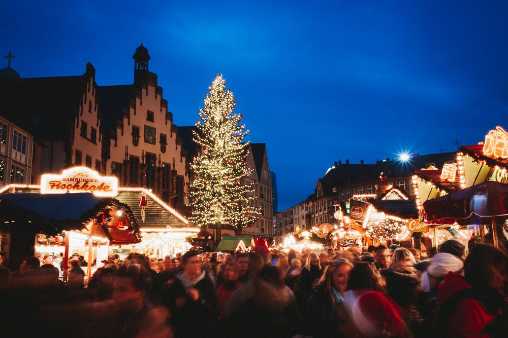 Winterhochzeit in Frankfurt - Abendstimmung auf dem Frankfurter Weihnachtsmarkt am Römer - Hochzeitsfotograf Frankfurt Brautrausch