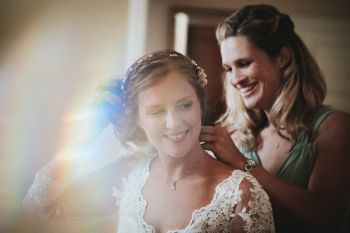 Getting Ready auf Jagdschloss Mönchbruch, Braut lässt sich von Traugzeugin die Haare machen - Hochzeitsfotograf Rhein-Main Brautrausch