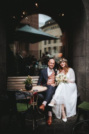 Brautpaar sitzend auf einer Bank des Cafés im Kunstverein am Frankfurter Römerberg | Brautrausch Hochzeitsfotograf Frankfurt