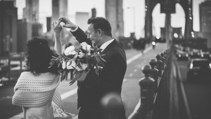 Hochzeitsfoto auf der Brooklyn Bridge - Elopement in New York in Schwarzweiss