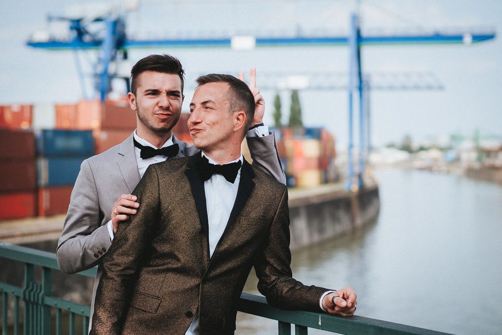 Gruppenfoto von gleichgeschlechtlicher Hochzeit auf den Stufen vor Schlosshotel Kronberg - Hochzeitsfotograf Taunus Brautrausch