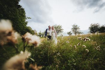 Brautpaar im Frühsommer im Feld - Hochzeitsfotograf Taunus, Brautrausch