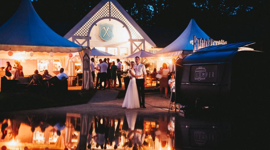 Hochzeit im Kurpark von Bad Homburg, Brautpaar am Abend vor dem hellerleuchteten Golfhaus Restaurant