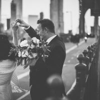 Hochzeitsfoto auf der Brooklyn Bridge - Elopement in New York in Schwarzweiss