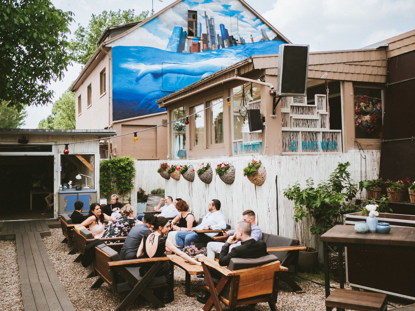 Blaues Wasser Frankfurt - Hochzeitsgesellschaft auf der Terasse