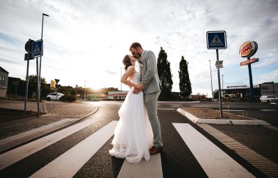 Hochzeitsfotos in Idstein - Brautpaarportrait am Kreisel bei Burger King