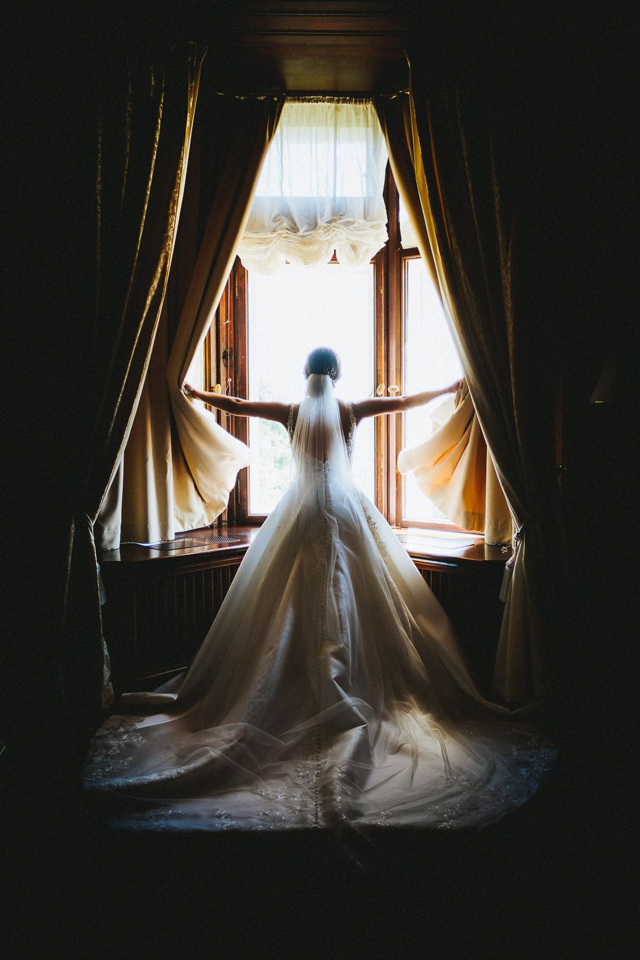 Braut am Fenster der Hochzeitssuite nach Getting Ready in der Villa Rothschild - Hochzeitsfotograf Königstein Brautrausch